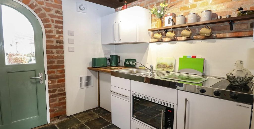 3 top benefits of a self-contained mini kitchen unit. Why mini kitchens are a popular option for those with small homes.