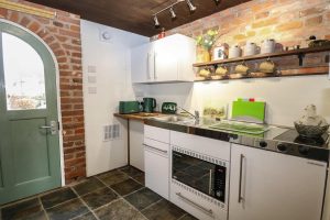 3 top benefits of a self-contained mini kitchen unit. Why mini kitchens are a popular option for those with small homes.